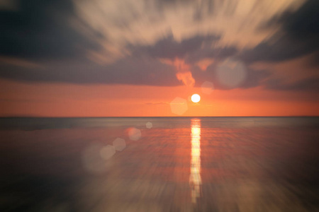 明亮美丽的海上日落。与苏抽象模糊的背景