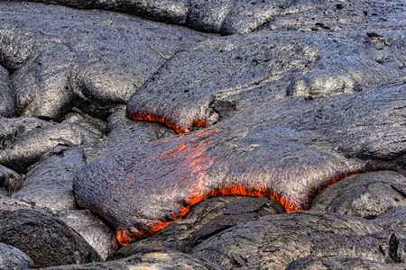 在 Puuoo 大岛夏威夷附近流出的熔岩