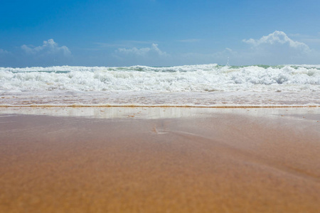 美丽的地中海水拍打着海岸图片