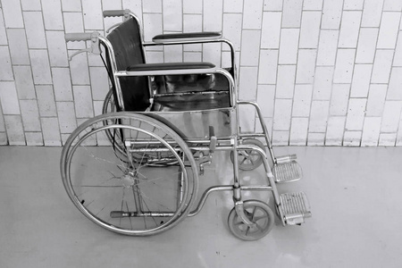 空轮椅停放在医院