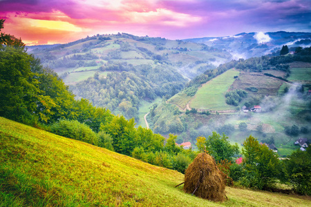 在山景观的雄伟日落。暴风雨前的阴天。喀尔巴阡 罗马尼亚 欧洲。美丽的世界。老相机的风格