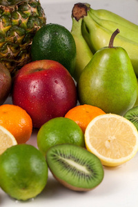 成熟的鲜嫩多汁的热带水果的组成。垂直的工作室拍摄