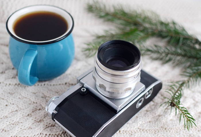 老式相机和杯咖啡