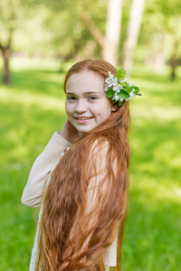 可爱的小女孩在公园里长长的红头发的画像