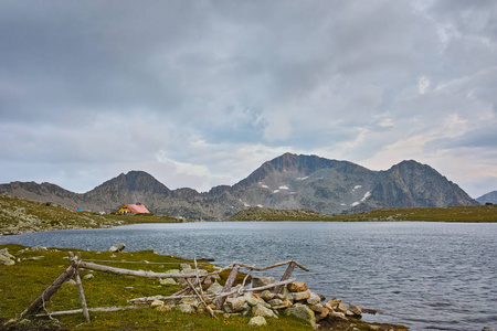 在 Tevno 湖和卡梅尼察峰，皮林山的日落全景