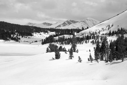 高山的场面与雪雪山东塞拉利昂约塞米蒂国家公园附近，加利福尼亚州内华达山脉 Rv 旅行 家庭度假好去处背包客，远足