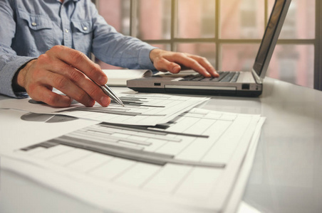 侧视图拍摄的智能手机视图中使用内部,后方的商务男人手上忙在办公室