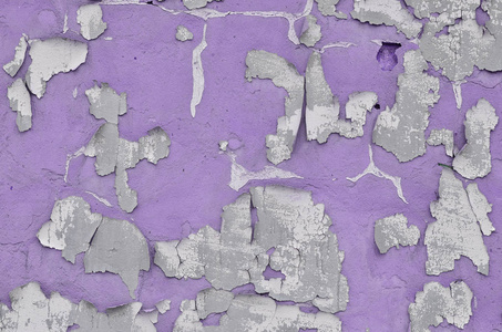 特写风化和染色紫罗兰过时的混凝土墙纹理。旧的详细表面开裂油漆层