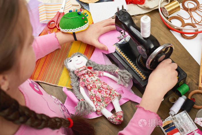 女孩缝娃娃的衣服,顶视图,缝纫配件顶视图,裁缝工作场所,许多人反对做