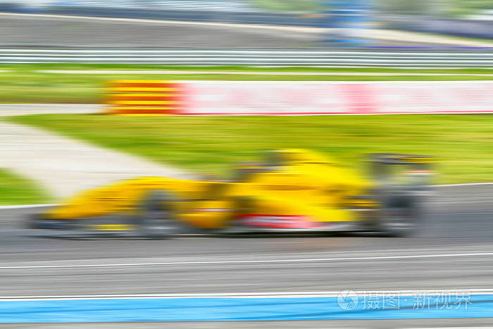 hdr 赛车上的道路和轨道与运动模糊和径向