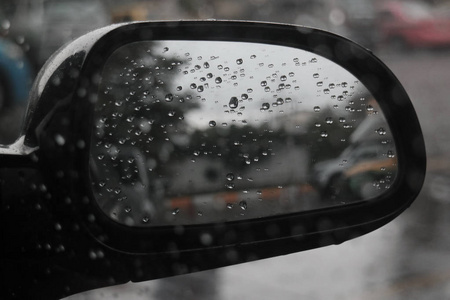 雨点落在汽车侧视镜和车窗上