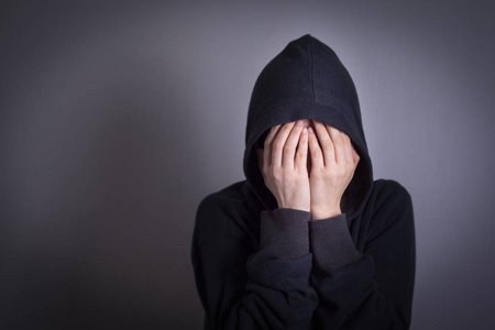 女孩痛哭捂脸痛哭,抑郁及心理健康概念的女人照片