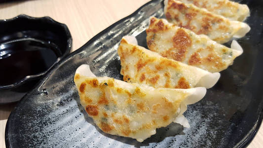 gyoza, 日本食品在黑色盘子