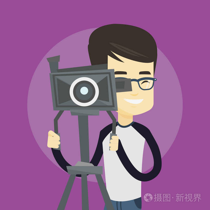 电影在三脚架上的相机的摄影师