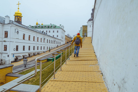 人们走在 pecherska 修道院