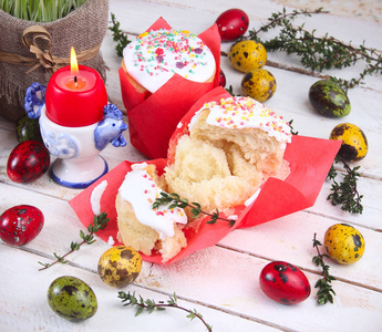 复活节蛋糕和彩蛋上木制的背景