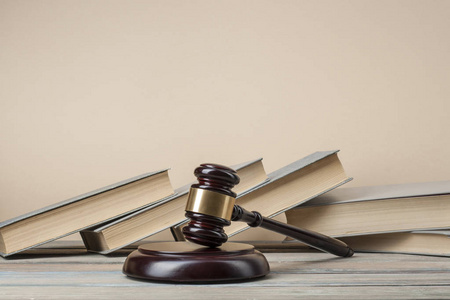 法律概念   书与木法官槌在法庭或执法办公室的桌子上。复制文本的空间