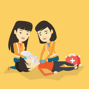 医护人员做心肺复苏照片