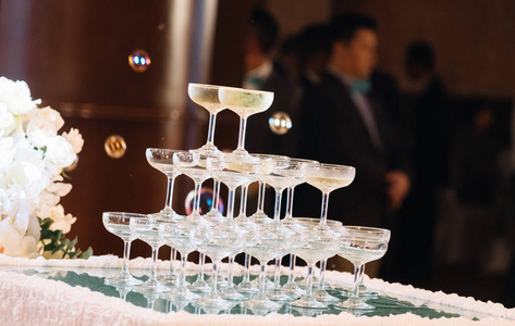 婚礼蛋糕的心婚礼庆典酒杯金字塔婚礼上的香槟塔.