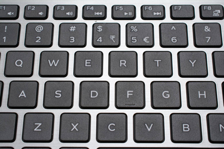 现代笔记本电脑的 qwerty 全键盘特写