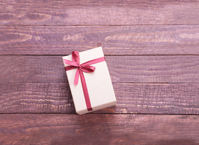 礼品盒用木背景上的蝴蝶结