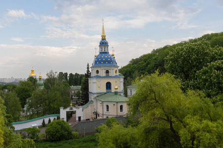 在树木之间的维都比奇修道院的看法。乌克兰基辅