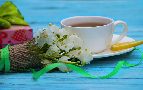 春天早餐热茶和雪花莲一束