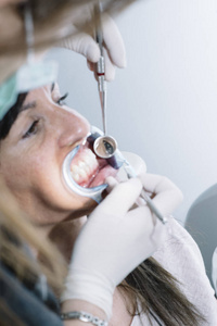 牙医与患者在牙科的干预