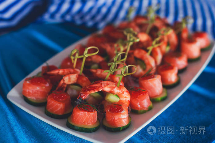 装饰精美的餐饮宴会桌与不同食品小吃和公司圣诞节生日聚会活动或婚礼庆典上的开胃菜