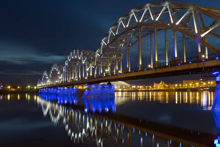 与铁路桥梁在里加的全景夜景