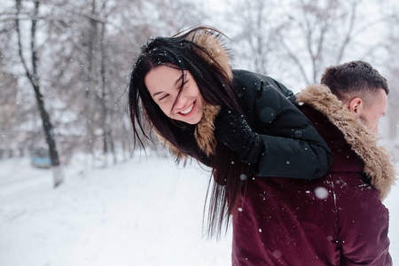 年轻的夫妇在雪地上玩