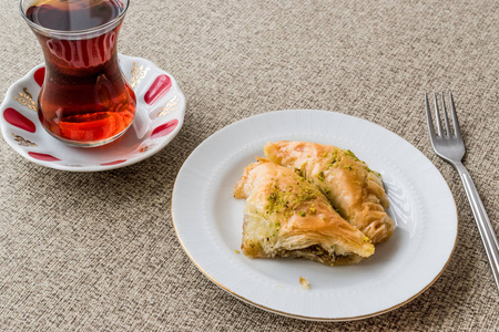 土耳其果仁蜜饼 sobiyet 与阿月浑子和茶