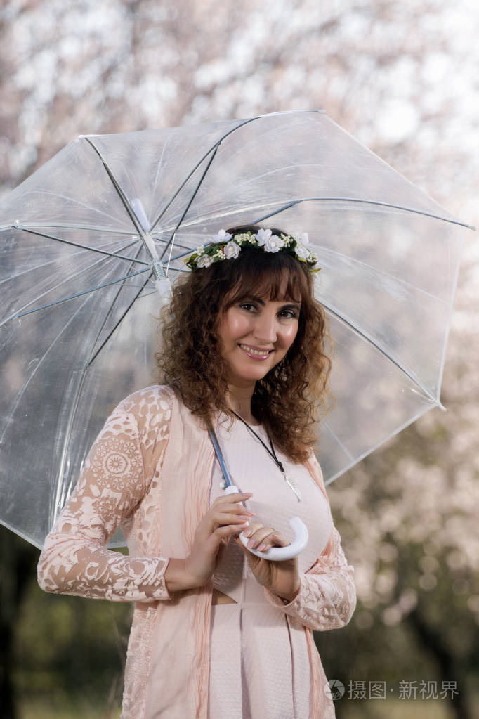 把透明的伞的女人