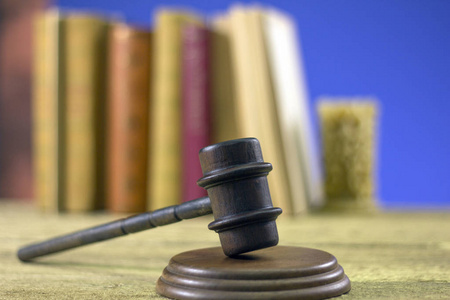 法律和正义的概念。木槌的法官 书籍 公正的天平。灰色石头的背景，在地板上的思考，排版的地方。法庭上的主题
