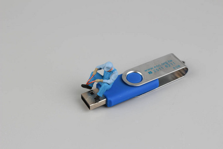 微型工程师和工人插件 usb 端口