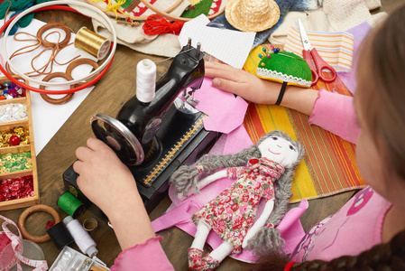 女孩缝娃娃的衣服，顶视图，缝纫配件顶视图，裁缝工作场所，许多人反对做针线活，手工制作的工艺品