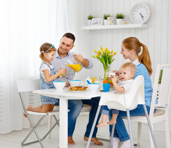 幸福的家庭在早餐图片