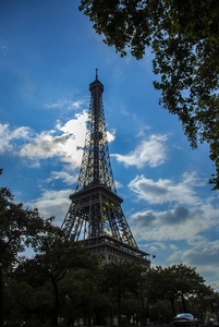 埃菲尔铁塔穿过绿树。去埃菲尔。法国巴黎