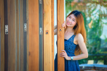 亚洲美梦女人与咖啡厅的门图片