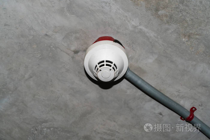 安装在天花板上的火灾报警传感器
