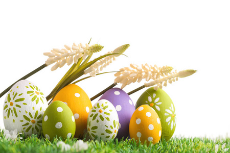 行的复活节彩蛋在草地上