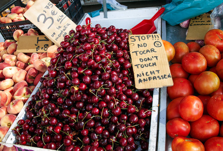 在西班牙，Guardamar 领域市场的周日市场上樱桃
