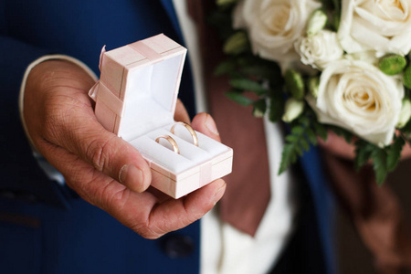 在苔藓上表婚礼上的结婚戒指
