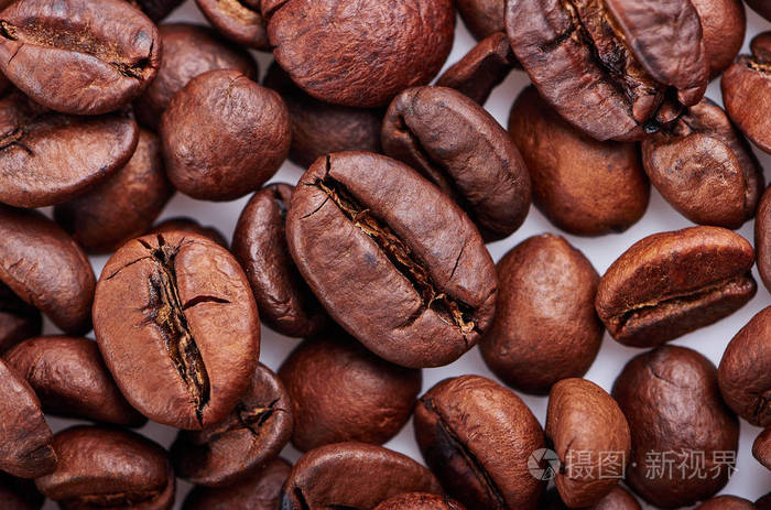 大粒的孤立的白色背景上的咖啡