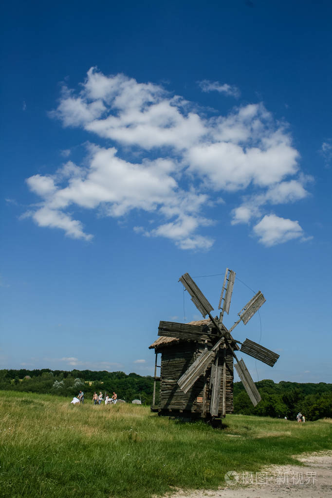 在村子里的木制风车