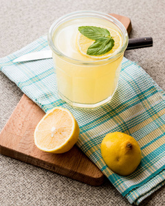 柠檬水喝苏打水与薄荷叶和柠檬