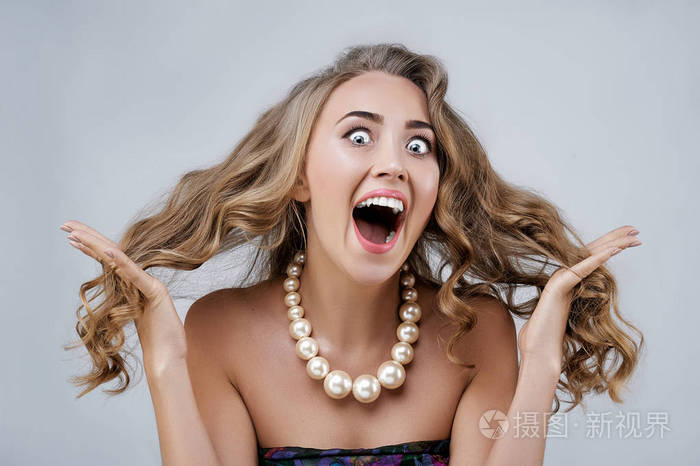 张开嘴巴和眼睛的可爱女人情感的肖像