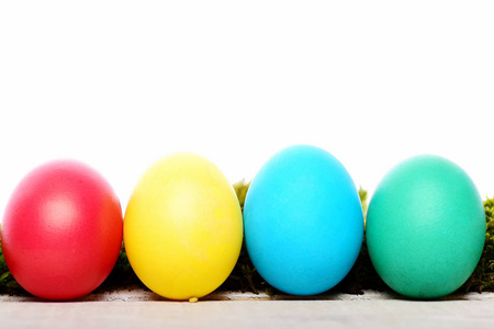 复活节彩蛋涂上鲜艳的颜色，白色上孤立