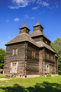 在村中的老木教会