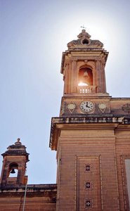 教会与贝尔和 cl 的两个塔的底部视图
